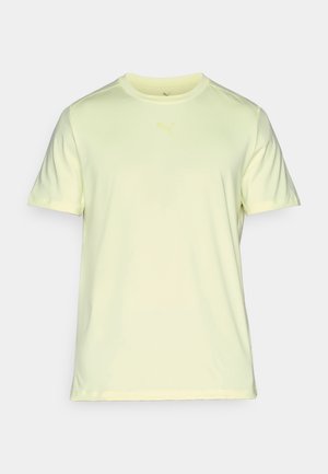T-shirt de sport jaune clair en tissu doux et léger. Doté d'un col rond et de manches courtes avec un logo discret sur la poitrine.