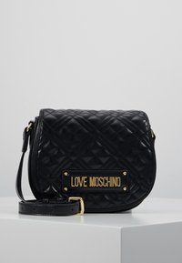 Černá prošívaná kabelka přes rameno z umělé kůže se zlatou destičkou s názvem značky "LOVE MOSCHINO" a odnímatelným popruhem.