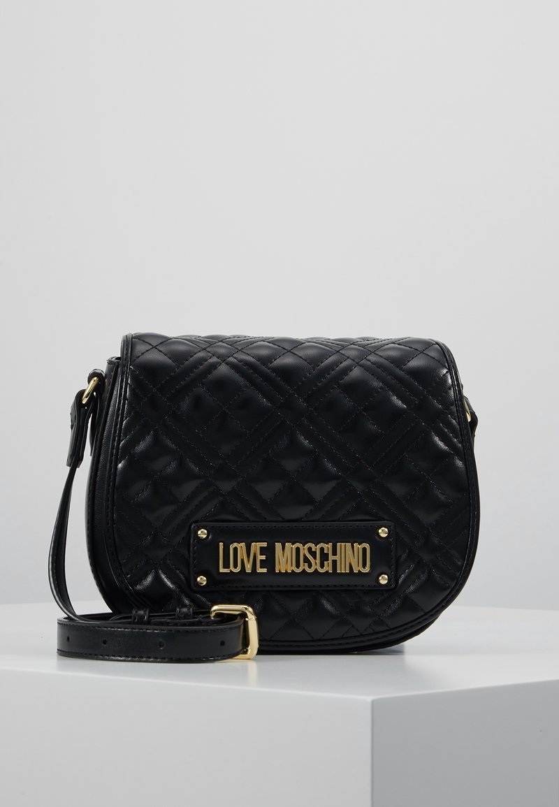 Černá prošívaná kabelka přes rameno z umělé kůže se zlatou destičkou s názvem značky "LOVE MOSCHINO" a odnímatelným popruhem.