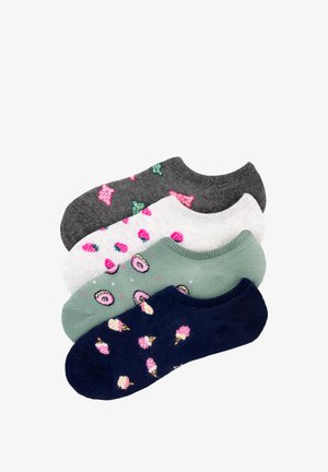 Cuatro pares de calcetines tobilleros, cada uno con diferentes patrones en tonos pastel de frutas y helados sobre fondos gris, blanco, verde y azul marino.