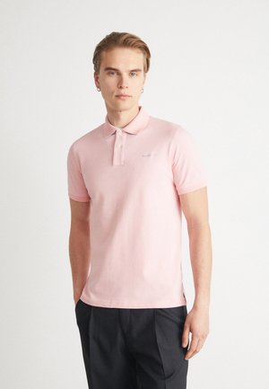 Polo shirt rosa chiaro con colletto classico, maniche corte e un logo discreto sul petto. Realizzato in morbido cotone traspirante.