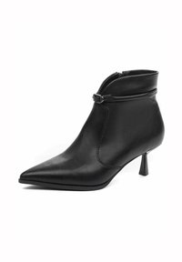 Juodas odinis kulkšninis botas su smailiu nosiu, užtrauktuku ir mažiu, plonu kulniuku. Savyje turi sulenktą kraštą ir minimalų siuvimą.