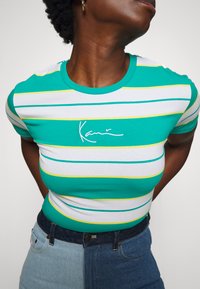 Karl Kani SMALL SIGNATURE STRIPE TEE - T-shirts med print - dark mint
