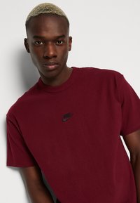 Nike Sportswear TEE - T-shirt básica - dark beetroot