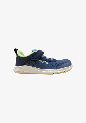 Zapatilla infantil azul marino y verde lima con cierre de Velcro, parte superior de malla y suela blanca con la marca "Blanditos by Crio's".