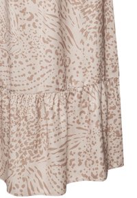 Bežna tkanina s printanim živalskim vzorcem, ki ima nabran rob. Material se zdi gladek z diskretno bleščavostjo.