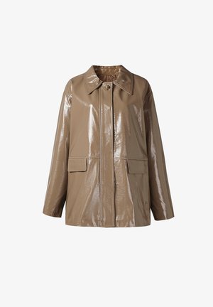 Braune glänzende Lacklederjacke mit weitem Kragen, langen Ärmeln, vorne mit Knöpfen und zwei Klappentaschen.