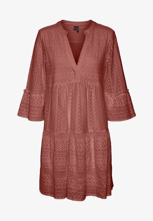 Rust-farbenes Kleid mit V-Ausschnitt und drei Viertelärmeln, mit Spitzenmustern und gestuften Design. Leichter Stoff mit strukturiertem Finish.