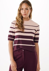 Strikket kortærmet sweater med lyserøde og mørkebordeaux lodrette striber, rund halsudskæring og blød strikket tekstur.