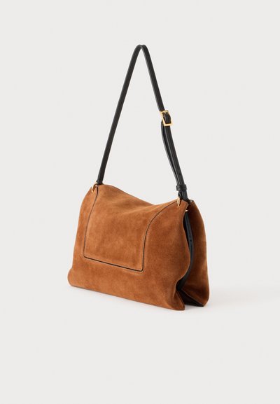 Sac à bandoulière en daim marron avec sangle noire réglable et boucle dorée, affiché sur un fond clair.