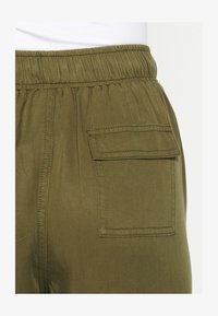 Pasirinkta, kaki khaki