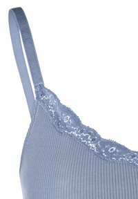 Bralette a coste di colore azzurro chiaro, con un delicato bordo in pizzo lungo il bordo superiore, dotata di spalline sottili e regolabili. Texture morbida e design aderente.