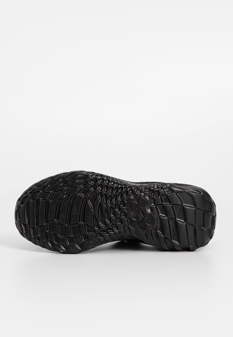 Semelle de chaussure en caoutchouc noir avec une surface texturée, présentant de larges rainures et un logo au centre, conçue pour l'adhérence et la durabilité.