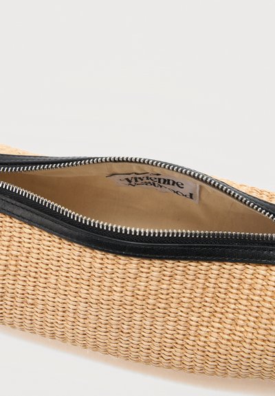 Πλεκτό μπεζ τσαντάκι χειρός με μαύρο περίγραμμα και μερικώς ανοιχτό φερμουάρ, που αποκαλύπτει εσωτερικό μπεζ και ετικέτα Vivienne Westwood στο εσωτερικό.