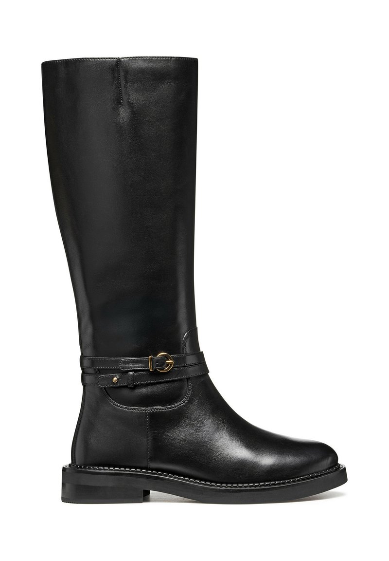 Botas de cuero negro hasta la rodilla con punta redonda, textura suave, detalle de correa con una hebilla dorada y suela plana.