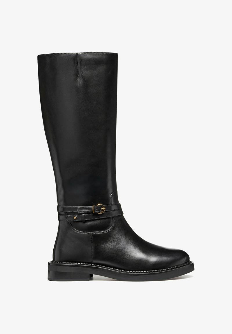 Bottes en cuir noir montantes jusqu'au genou, avec un bout arrondi, une texture lisse, un détail de sangle avec une boucle dorée, et une semelle plate.