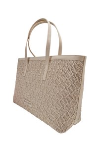 Borsa a mano intrecciata beige con un motivo geometrico, rifiniture in pelle e due manici robusti, con un'etichetta di marca sul davanti.