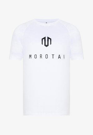 Weißes T-Shirt mit kurzen Ärmeln und Rundhalsausschnitt, das ein schwarzes Logo und den Text "MOROTAI" in fetter Schrift mittig auf der Vorderseite zeigt.