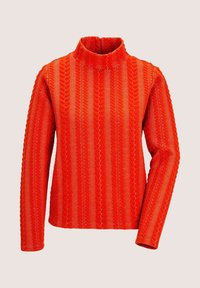 Roter gestrickter Pullover mit hohem Kragen, der strukturierte vertikale Streifen und aufwendige Muster aufweist. Lange Ärmel mit einer lockeren Passform.