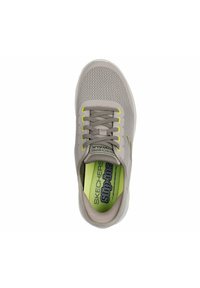 Skechers Slipper-Schuh aus hellgrauem Mesh mit limegrünen Akzenten. Merkmale sind flache Schnürsenkel und eine gepolsterte Innensohle, die ein atmungsaktives Design bieten.