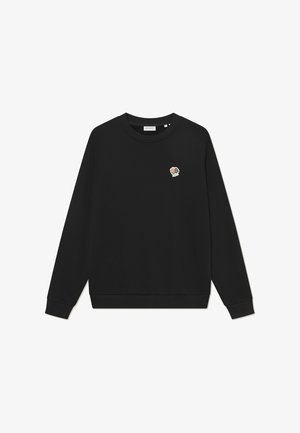 Musthave mustripsarvadega must sviiter, millel on soonilised varrukad ja hem, ning millel on vasakul rinnal väike mitmevärviline lilleline tikand.