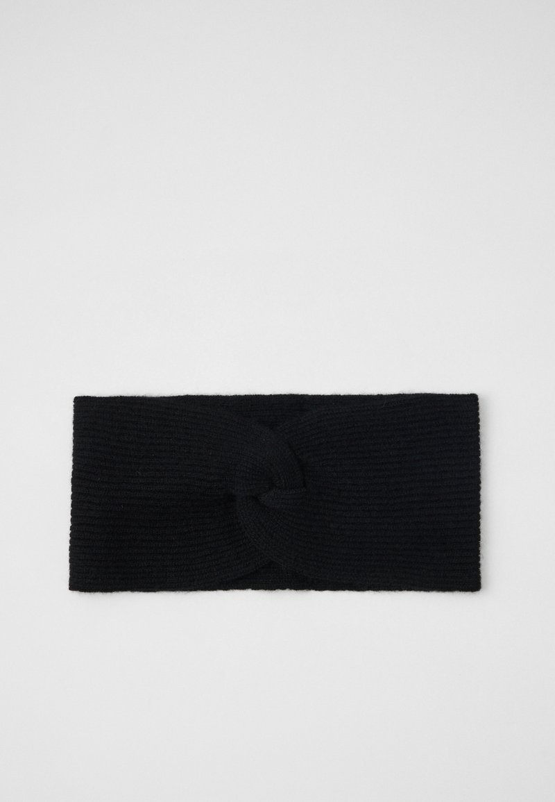 Fascia per capelli nera lavorata a maglia con un design a nodo intrecciato nella parte anteriore. Texture liscia, forma rettangolare e dettagli a coste su tutta la superficie.