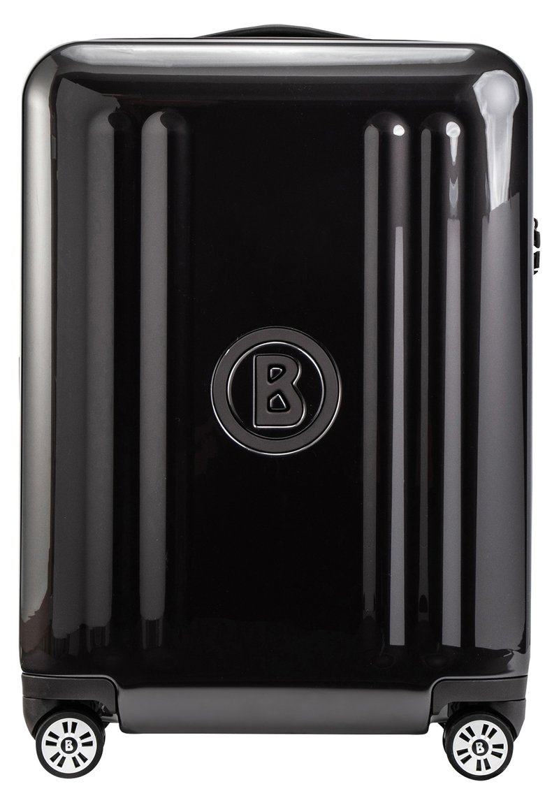 Czarna twarda walizka z pionowymi żłobieniami, okrągłym logo i czterema wielokierunkowymi kółkami na dole. Gładkie, błyszczące wykończenie.