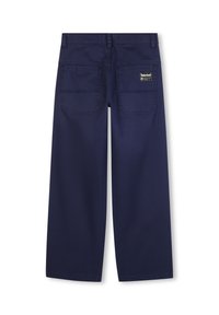 Donkerblauwe wijde broek van duurzame katoenen stof. Bevat twee achterzakken met een rechthoekig logopatch. Glad textuur, rechte zoom.