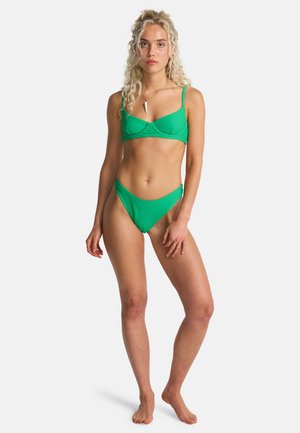Groen bikiniset met een getextureerd, geribd ontwerp. De top heeft dunne bandjes en een gebogen halslijn, gecombineerd met bijpassende high-waist broekjes.