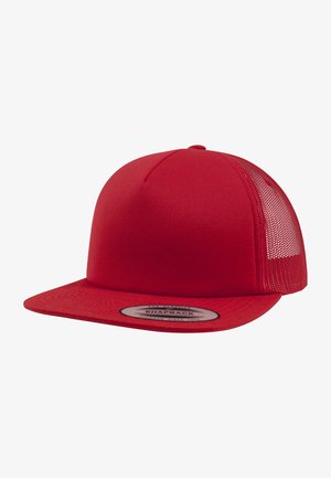 Casquette snapback rouge avec un devant en coton solide et des panneaux latéraux en mesh, dotée d'un bord plat et d'une étiquette circulaire sur le devant.