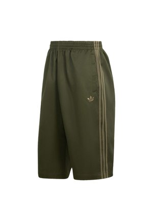 Pantaloncini Adidas verde oliva con vita elastica, tasche laterali e tre strisce beige su ogni lato.
