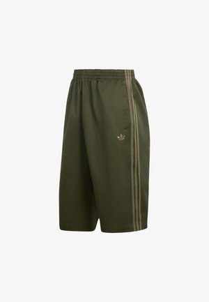 Olivgrüne Adidas-Shorts mit elastischem Bund, seitlichen Taschen und drei beigen Streifen an jeder Seite.