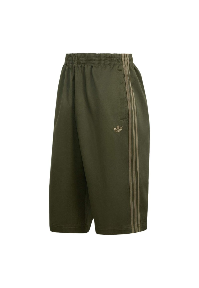 Pantalones cortos Adidas verde oliva con cintura elástica, bolsillos laterales y tres rayas beige a lo largo de cada lado.
