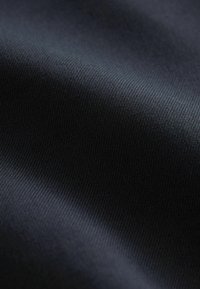Sorte tekstureret stof med en glat, ribbet overflade, der har en let glans og en ensartet farve overalt. Velegnet til forskellige applikationer.