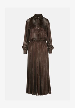 Rochie plisată maro dintr-un material transparent cu dungi verticale. Are un închidere cu nasturi în față, guler și mâneci lungi cu manșete strânse.