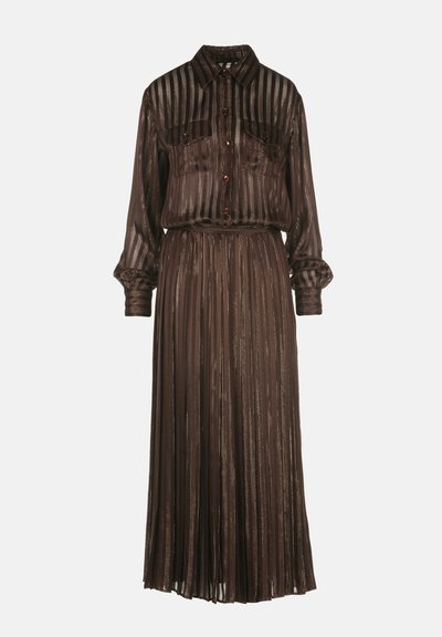 Vestido marrón plisado hecho de tejido translúcido con rayas verticales. Presenta un cierre frontal de botones, cuello y mangas largas con puños fruncidos.