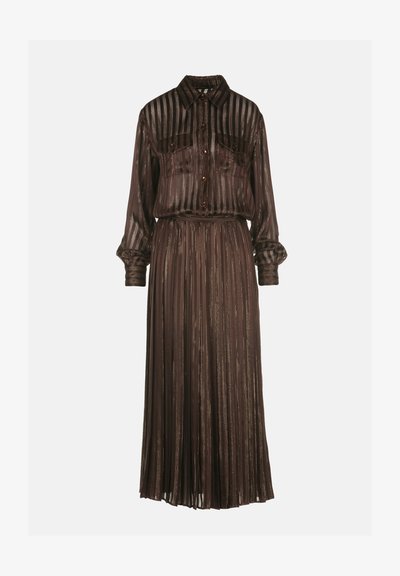 Vestido marrón plisado hecho de tejido translúcido con rayas verticales. Presenta un cierre frontal de botones, cuello y mangas largas con puños fruncidos.