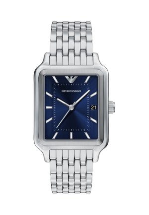 Montre-bracelet en métal argenté avec un boîtier carré. Le cadran bleu foncé présente des index argentés, une fenêtre de date et des aiguilles argentées.