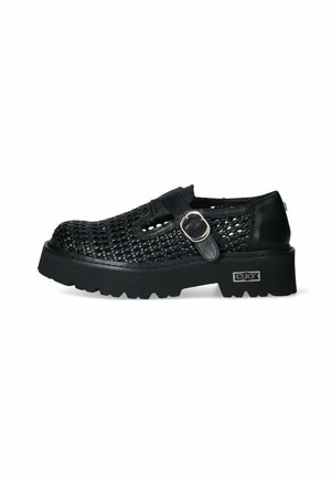 Scarpa in pelle intrecciata nera con suola spessa, una cintura con fibbia in argento e un design superiore testurizzato.
