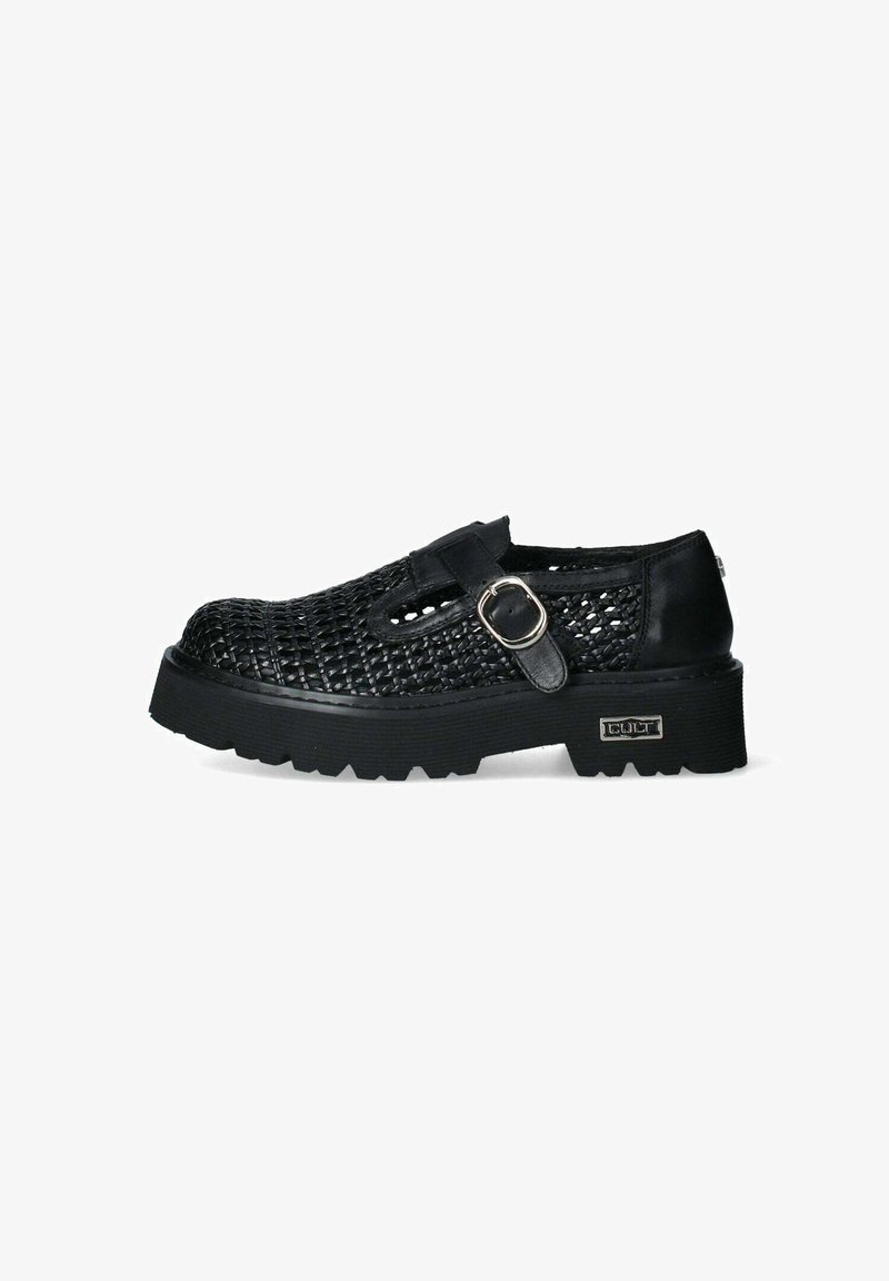 Scarpa in pelle intrecciata nera con suola spessa, una cintura con fibbia in argento e un design superiore testurizzato.