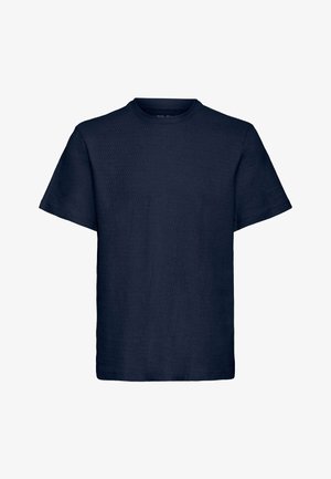 Tumesinine lühikeste varrukatega ümara kaelusega T-särk, millel on kanga peen tekstuurimuster, esitatud valgel taustal.