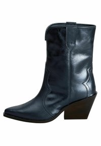 Cizme de cowboy din piele bleumarin, cu vârf ascu�țit, cusături decorative și un toc scurt, robust. Dispune de un mâner pentru a fi purtate ușor.