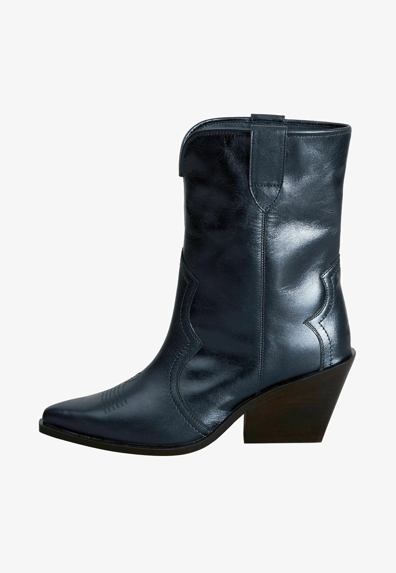 Tumes naha cowboy saapad terava näpuga, dekoratiivse tikandiga ja lühikese laotud kanna ning tõmblukuga, mis tagab mugava selga panemise.