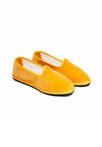 Scarpe slip-on in suede giallo con punta arrotondata, dotate di una suola nera testurizzata e di un bordo giallo in contrasto lungo il bordo.