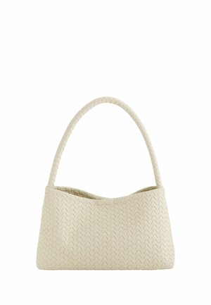 Bolso de mano beige de cuero tejido con borde superior curvado y un asa trenzada.