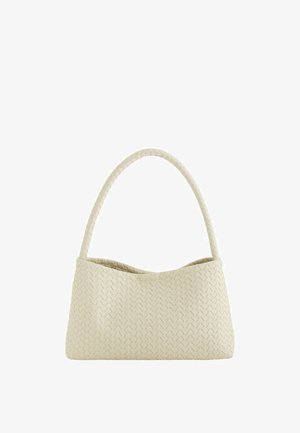 Beżowa pleciona skórzana torebka z zaokrąglonym górnym brzegiem i pojedynczym plecionym uchwytem.