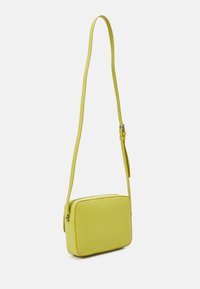Borsa a tracolla gialla in pelle con forma rettangolare, texture liscia, tracolla regolabile e chiusura con zip.