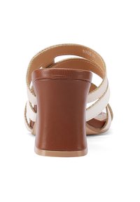 Sandali marroni con tacco a blocco robusto, fasce incrociate bianche e una texture liscia, caratterizzati da una finitura lucida nella zona del tacco.