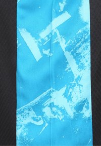 Tissu bleu et noir avec une surface texturée ; présente un motif abstrait bleu audacieux sur un fond bleu clair.