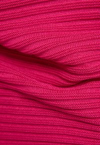 Fuchsia gestrickter Stoff mit geripptem Muster, ausgestattet mit vertikalen Streifen und einem glatten, dehnbaren Design, das Tiefe und Weichheit betont.